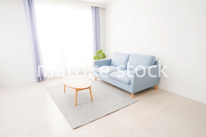 誰もいないシンプルな部屋