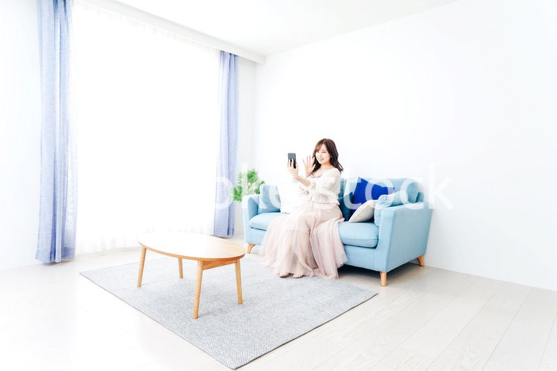 スマートフォンでライブ配信をする若い女性