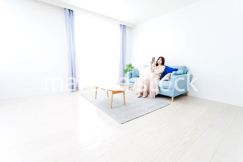 スマートフォンでライブ配信をする若い女性