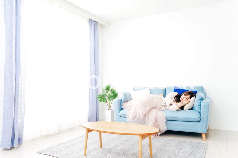 ソファーで仮眠を取る若い女性