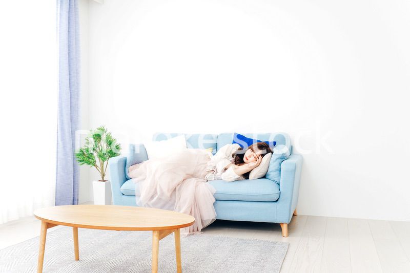 ソファーで仮眠を取る若い女性