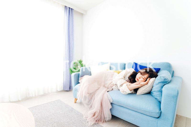 ソファーで仮眠を取る若い女性