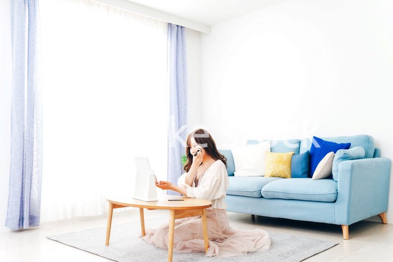 自宅でメイクをする若い女性