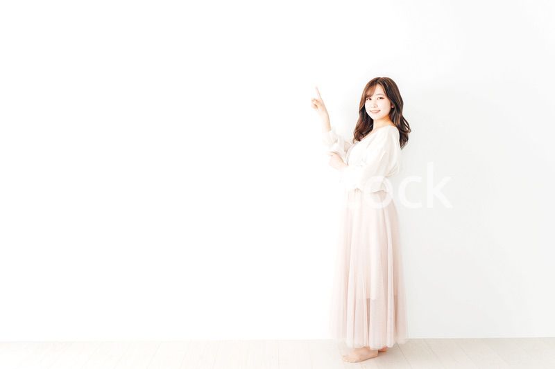 指差す若い女性