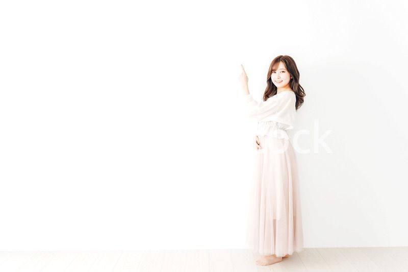 指差す若い女性