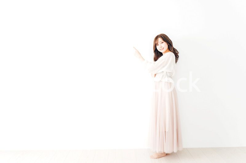 指差す若い女性