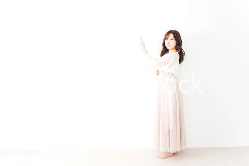 指差す若い女性
