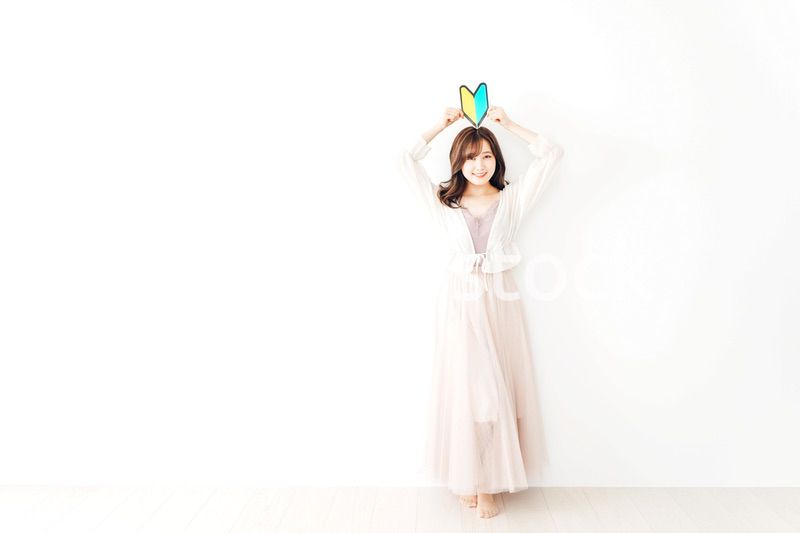 初心者マークを持つ若い女性