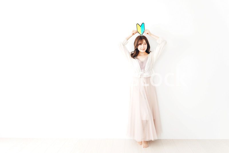 初心者マークを持つ若い女性