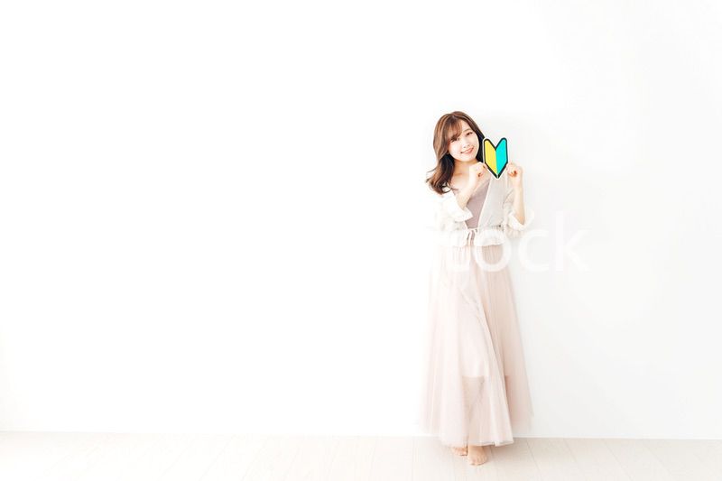 初心者マークを持つ若い女性