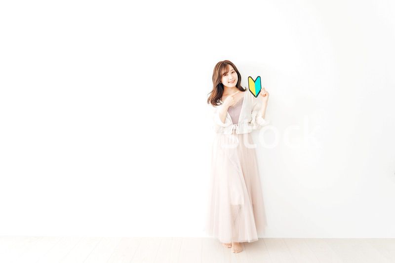 初心者マークを持つ若い女性