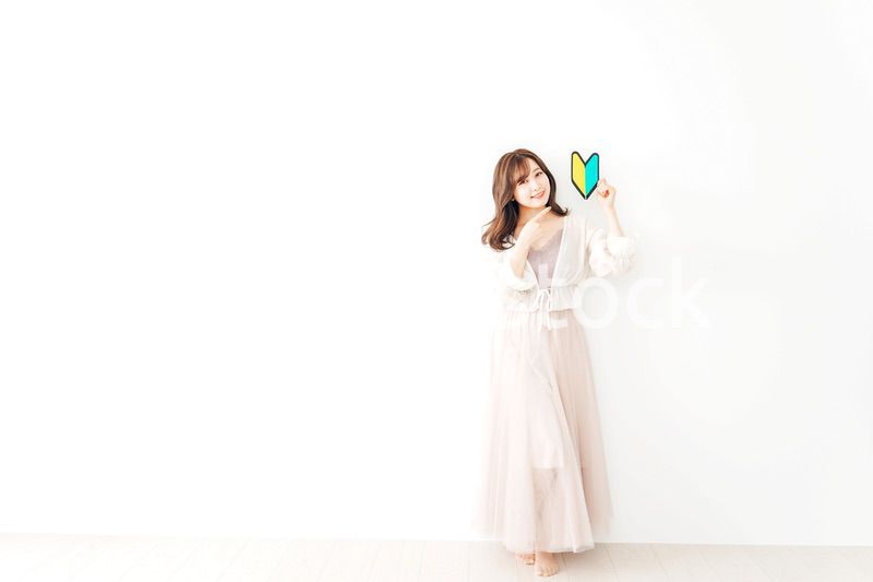 初心者マークを持つ若い女性