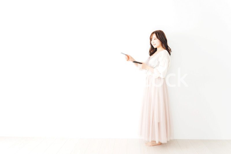 クレジットカード決済をする若い女性