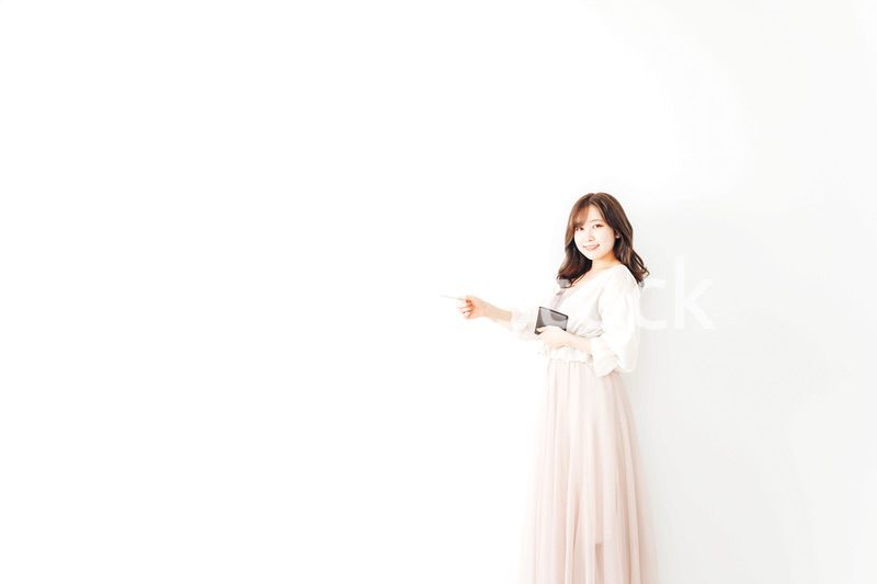 クレジットカード決済をする若い女性