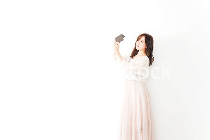 財布を確認して落ち込む若い女性