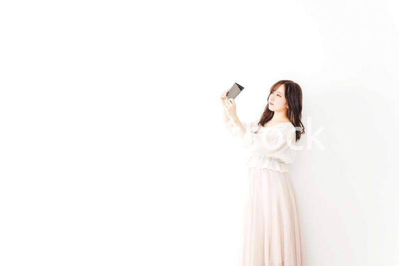 財布を確認して落ち込む若い女性