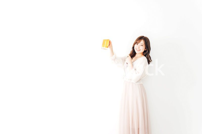 ジョッキで乾杯をする若い女性