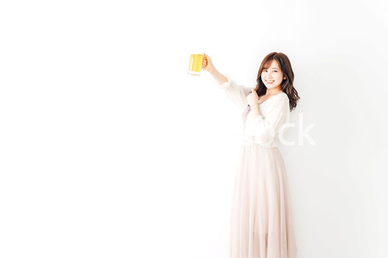 ジョッキで乾杯をする若い女性