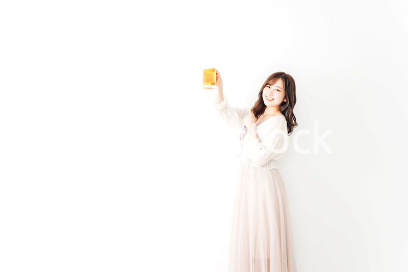 ジョッキで乾杯をする若い女性