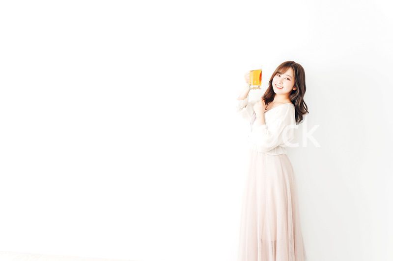 ジョッキで乾杯をする若い女性