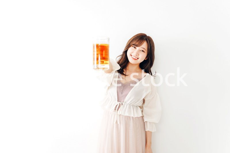 ジョッキで乾杯をする若い女性