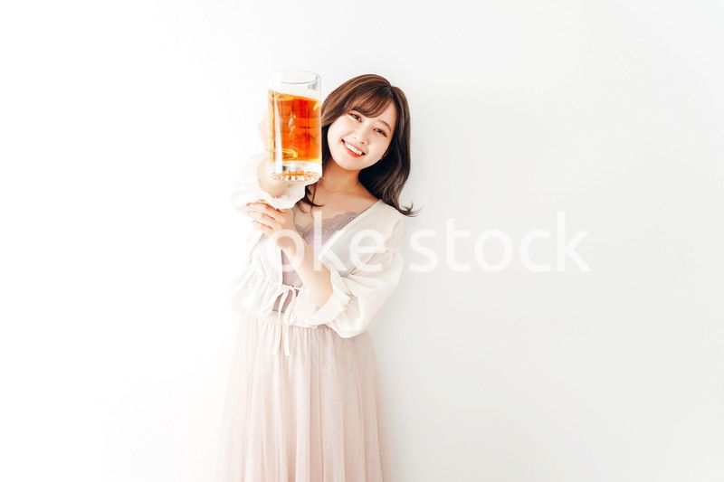 ジョッキで乾杯をする若い女性