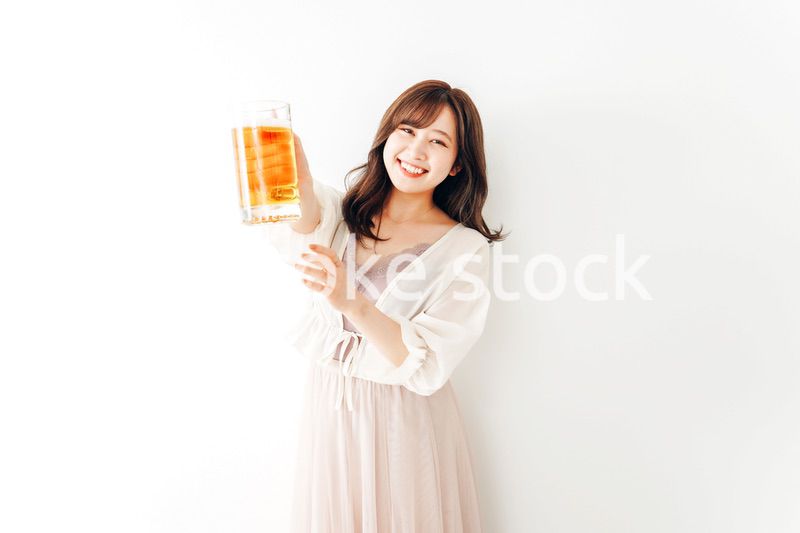 ジョッキで乾杯をする若い女性