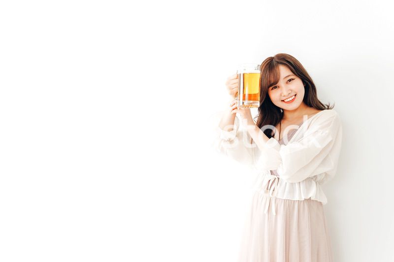 ジョッキで乾杯をする若い女性
