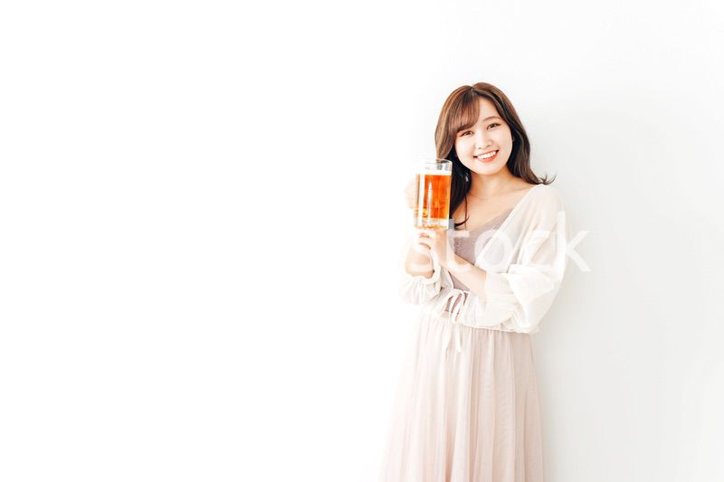 ジョッキで乾杯をする若い女性