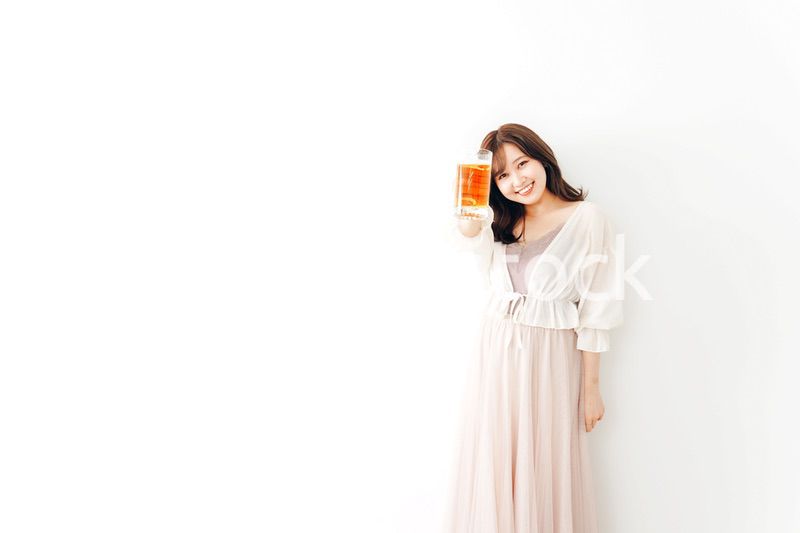 ジョッキで乾杯をする若い女性