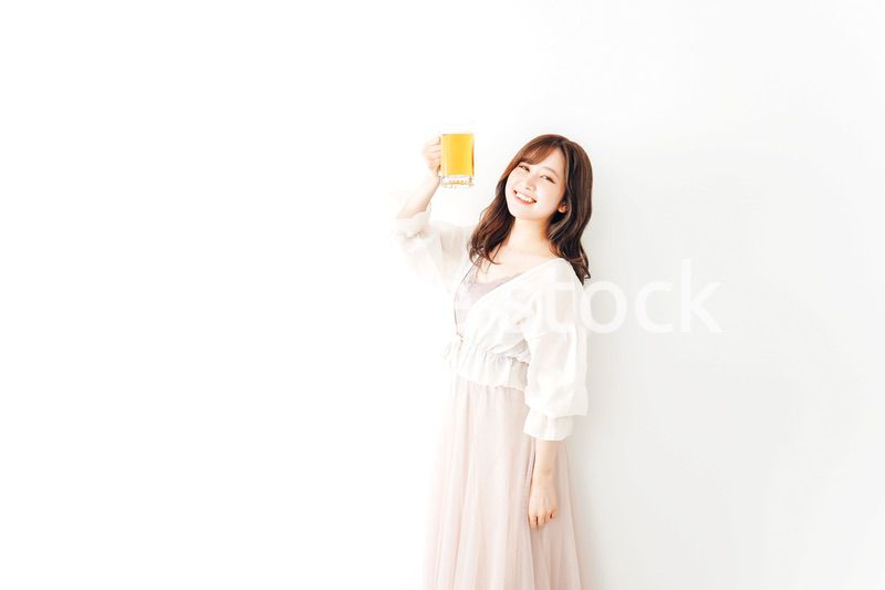 ジョッキで乾杯をする若い女性