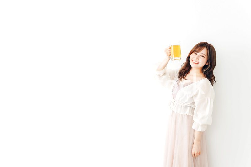 ジョッキで乾杯をする若い女性