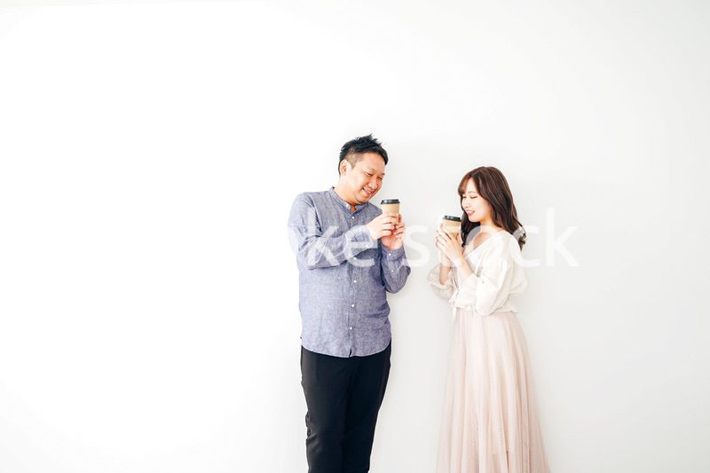 二人でコーヒーを飲む若い男女