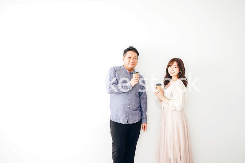 二人でコーヒーを飲む若い男女