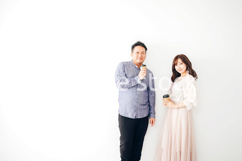 二人でコーヒーを飲む若い男女