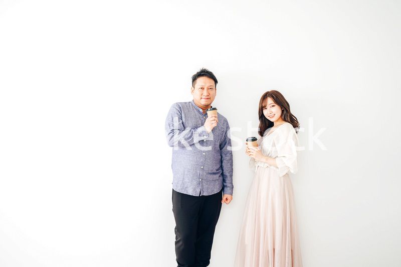 二人でコーヒーを飲む若い男女