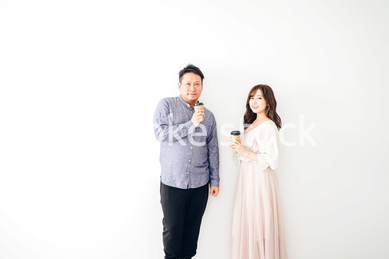 二人でコーヒーを飲む若い男女