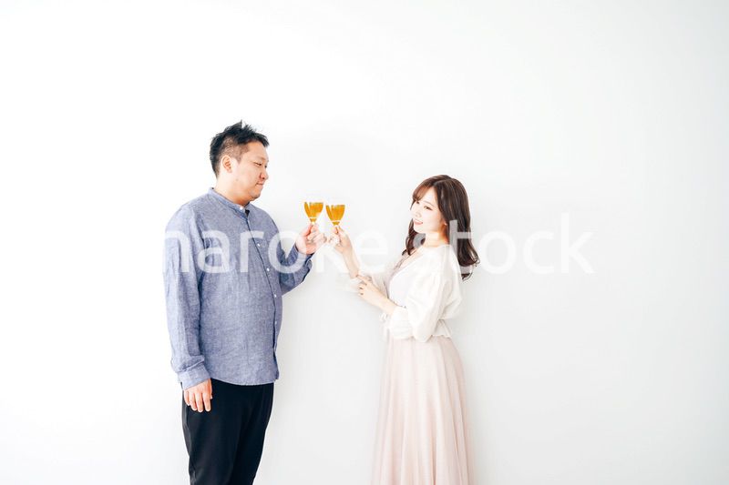 ワインで乾杯をする若い男女