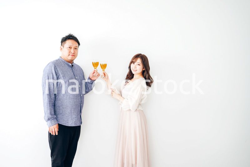 ワインで乾杯をする若い男女