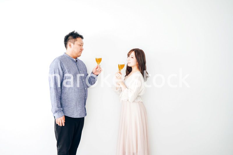 ワインで乾杯をする若い男女