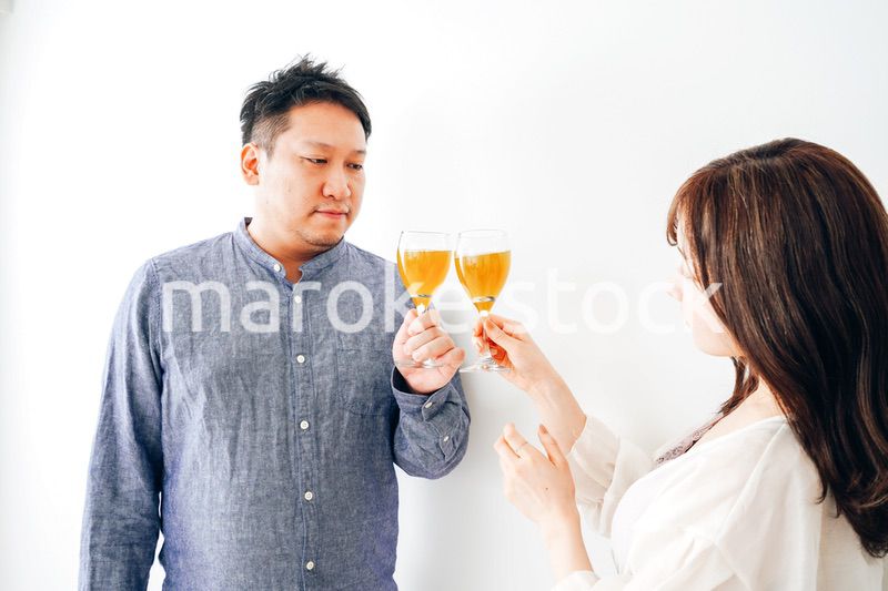 ワインで乾杯をする若い男女