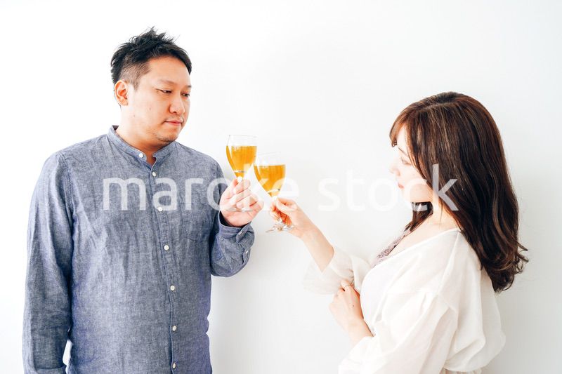 ワインで乾杯をする若い男女