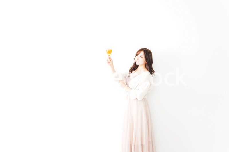 白ワインを呑む若い女性