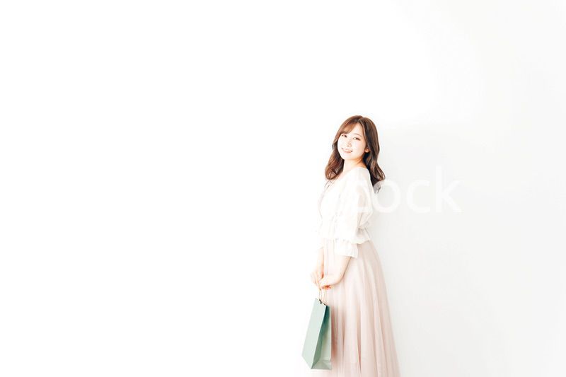 ショッピングを楽しむ若い女性