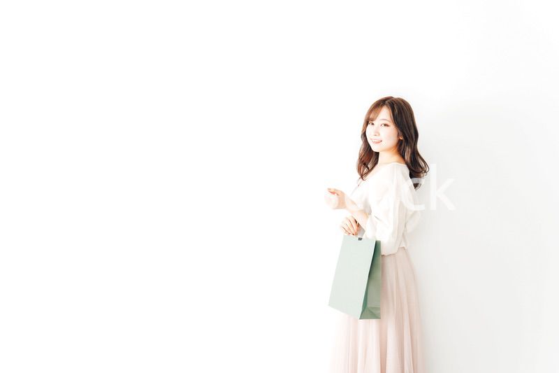 ショッピングを楽しむ若い女性