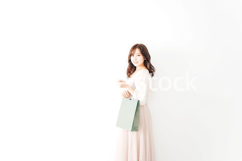 ショッピングを楽しむ若い女性