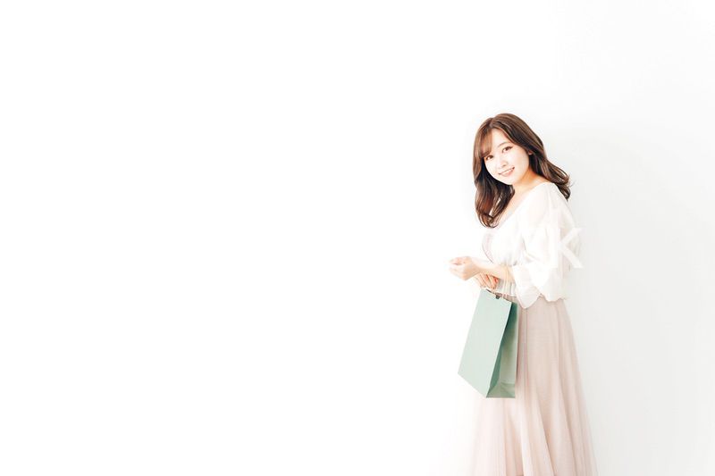 ショッピングを楽しむ若い女性