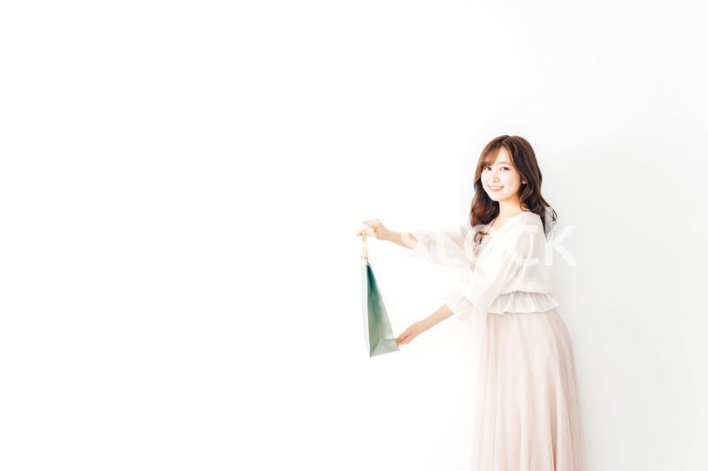 紙袋を渡す店員