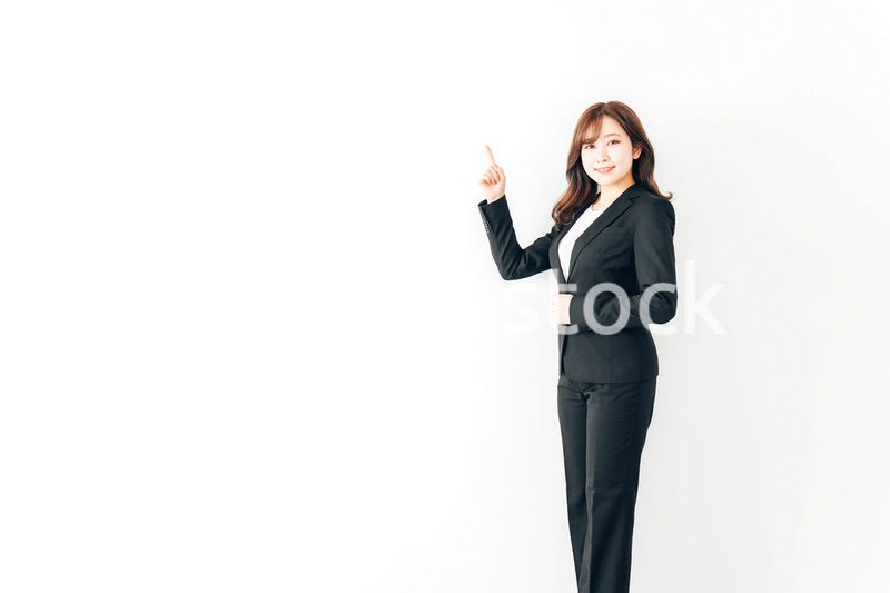 指差すスーツを着た若いビジネスウーマン