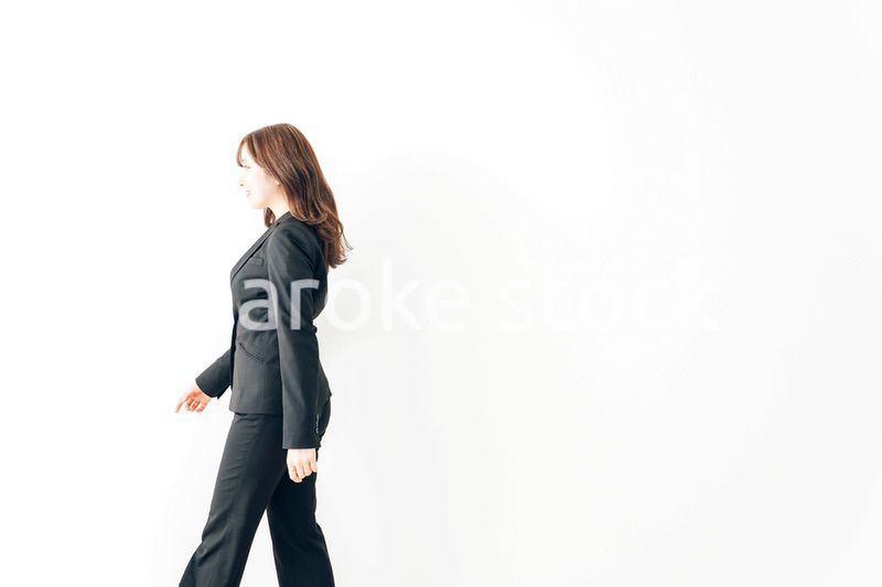 スーツでオフィスを歩く若いビジネスウーマン
